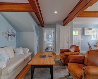 Wild ocean views, wrap-a-round deck, hot tub, expansive grounds with shared picnic tables - Trinidad - Living room