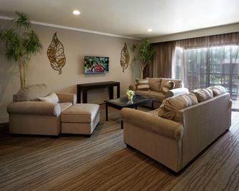 DoubleTree by Hilton Claremont - Claremont - Living room