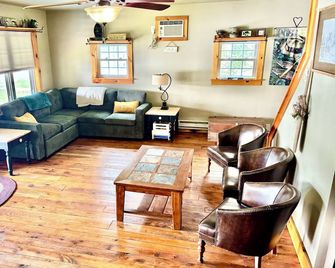 Lakefront Lookout on Demmon Lake- Family Fun! Boats! - Bath - Living room