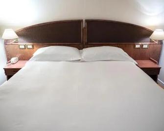 Hotel Altamira - Orsogna - Спальня