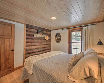 Serene Kootenai Cabin - 3 Mi to Dtwn and River! - Bonners Ferry - Спальня