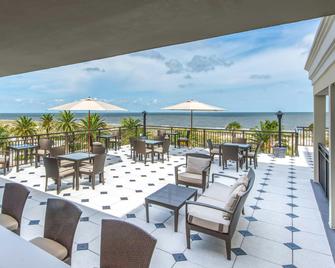 منتجع شاطئ ذا ويستن جيكل آيلاند - جيكيل أيلاند - شرفة مرصوفة