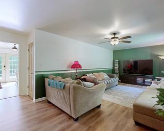 Private home in the woods 25 min to Nashville! - Ashland City - Sala de estar