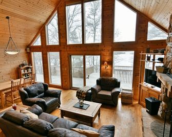 Beautiful Cedar Chalet Lake Cabin on Middle Lake!!! - Trego - Living room