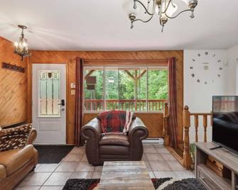 Havre de détente avec foyer et spa - Sainte-Agathe-des-Monts - Living room