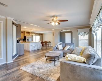 Fishermans Paradise Lake-View Home in Many! - Many - Living room