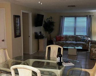 Beachy Coastal Anna Maria Island Rental - Holmes Beach - Dining room