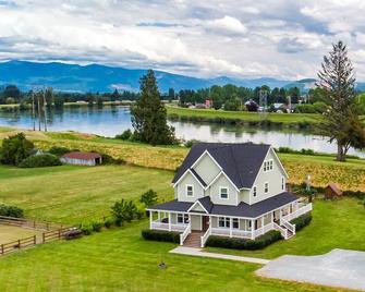 Skagit River Farmhouse - Mount Vernon - Building