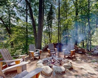 Quiet, picturesque lake cottage on Long Pond. 7 minutes to Pleasant Mountain! - Denmark - Patio