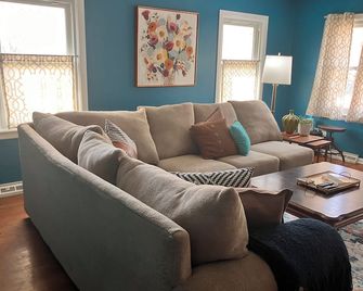 Cozy 2BR w/ King Bed + Yard Near Fort Leavenworth - Leavenworth - Salon