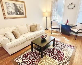 Cozy Downtown Apartment-Naval Academy Vicinity - Annapolis - Living room