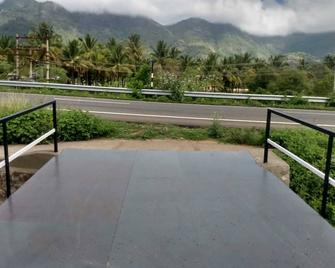 A Comfortable Home Away From your Loving Home - Thekkady - Balcon