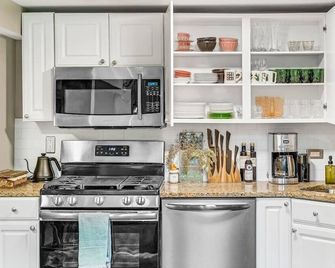 The Village Inn by Dakota Gal Digs - Chicago - Kitchen