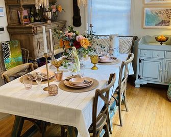 A beautiful award winning bungalow - Indianapolis - Dining room