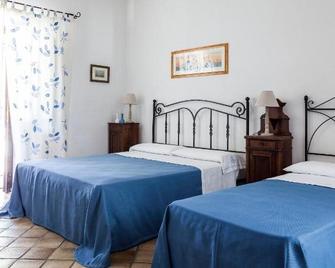 Hotel Mercanti Di Mare - Santa Marina Salina - Schlafzimmer