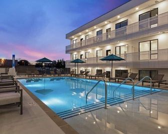 Downtown Condo! Heated Pool! Walk to the Gulch! Free Parking! - Nashville - Piscina