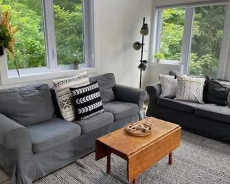 Tremblant Village Retreat!Steps to hill & trails - Mont-Tremblant - Sala de estar