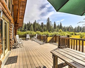 Log Home on 60 Private Acres By Mt Shasta Ski Park - McCloud - Balcón