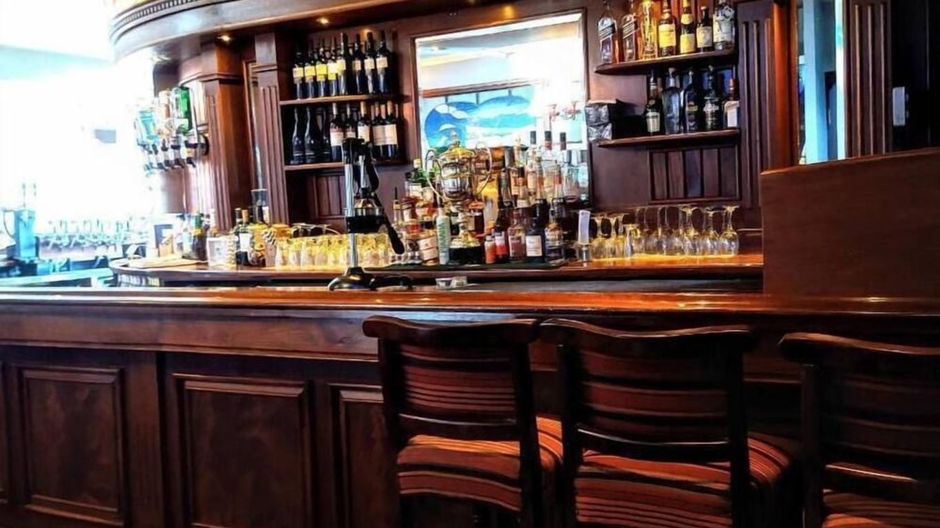 Lakeside Manor Hotel