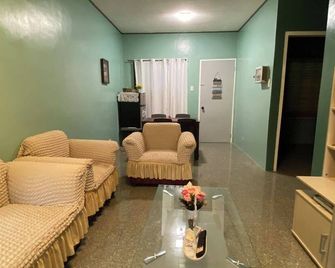 Radex Place Staycation, 2BR House- Dahican beach w/Free parking area - Mati - Living room
