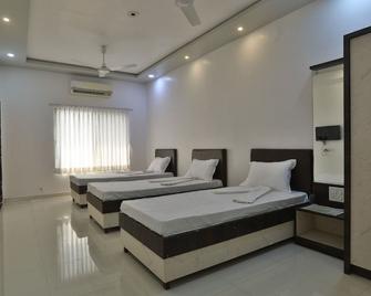 Hotel Sai Navsari - Navsari - Bedroom