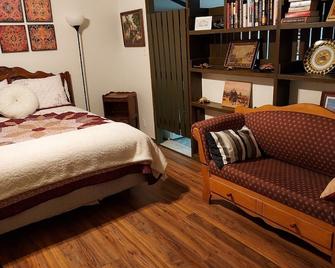 The Turtle House: A Hidden Getaway In Old Ocean Springs - Ocean Springs - Bedroom