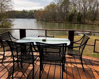 Cozy Cabin on Lake, relax and recharge. Enjoy boating, fishing and swimming. - LaFayette - Balcony