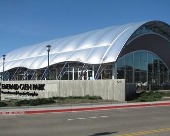 Central Bay Area Retreat Minutes from Wine Country | Room w/ Kitchen - Pleasanton - Gebouw