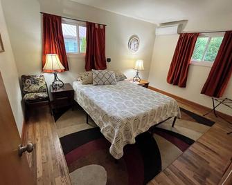 Sweet 3 Bedroom, Walk to Main St! - Independence - Bedroom