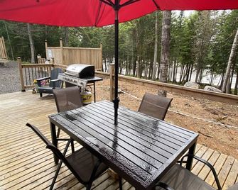 Compass Cove Cottage with waterfront - Oak Bay - Patio