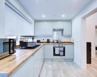 Sleek 3 Bedroom 6 Beds 2 Bath Home - Colchester - Kitchen