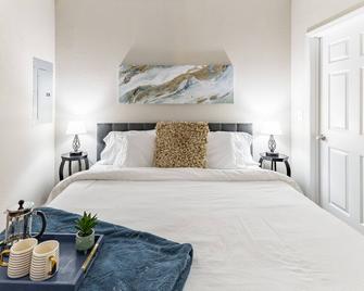 Gym, Fast Wifi, King Bed, Free Parking - Huntsville - Bedroom