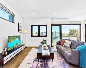 Centre Of Newtown 1 Bed Apt - סידני - סלון