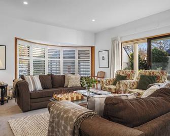 Stylish Fendalton Townhouse - Prime Location - Christchurch - Living room