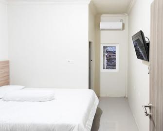RedDoorz Syariah at Karema Area Mamuju - Mamuju - Bedroom