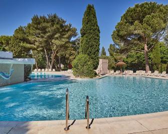 ريزيدونس كلوب أوداليس ليه جارديو - آرل - حوض السباحة