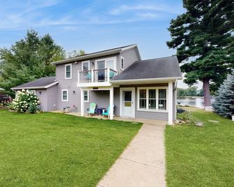 Lakefront + Dock! Family-friendly Wisconsin Escape - Lodi - Building