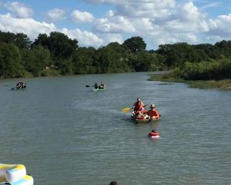 Private refuge on the Llano River to flyfish, swim, relax, and enjoy creation - Junction - Buiten zicht