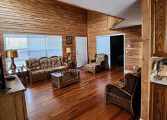8. Beautiful secluded creek front lodge - Guntersville - Living room