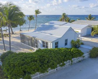 Blossom Village Cottage – Charming Beachfront Cottage by Cayman Villas. - Little Cayman - Building