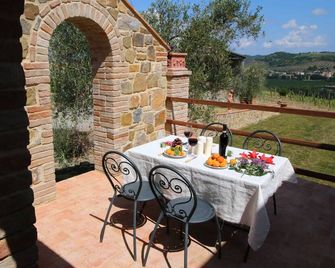 Pretty Farmhouse in Castel del Piano with Terrace - Montenero d'Orcia - Balcón