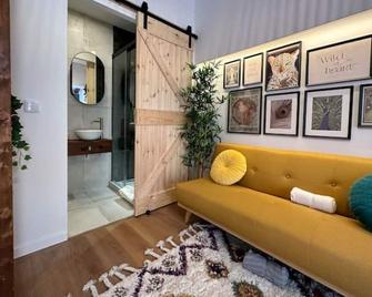 Estoril Tiny Home 5 Minutes From the Beach - Estoril - Living room