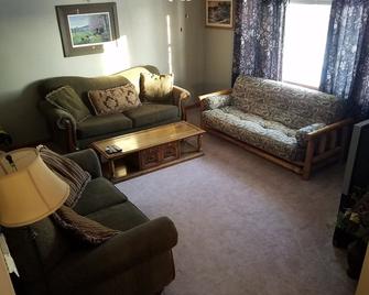 Year-round rental house across from the entrance to Big Stone Lake State Park - Ortonville - Living room