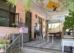 Sohanas Homestays- 2 Bhk Apartment With Terrace Near Jaipur International Airport - Dżajpur - Patio
