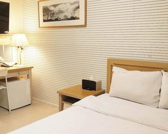 Golden Park Hotel - Jeju City - Bedroom