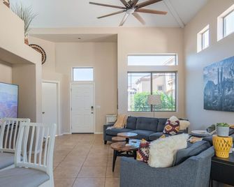 Stylish Cave Creek 3 Bdrm Vacation Home! - Cave Creek - Living room