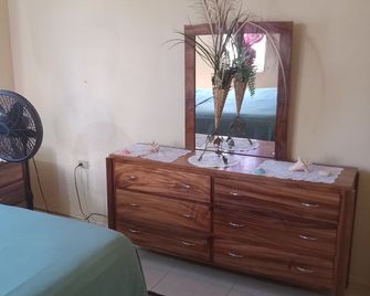 Cheerful 2-Bedroom Home in Falmouth Garden - Falmouth