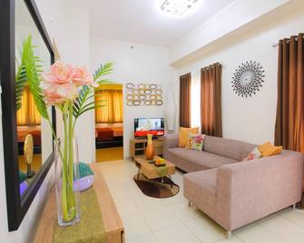 Contemporary 2 Bedroom Penthouse Unit w Reserve Parking & Amazing City View - Manila - Sala de estar