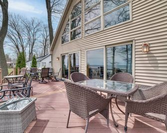 Waterfront Lake Huron Home - Private Beach! - Tawas City - Balcón