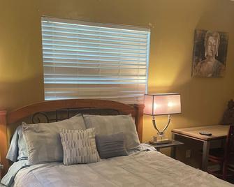 Hidden gem! 2 bedroom 1 bath less than 10 minutes from Tallahassee airport - Tallahassee - Bedroom